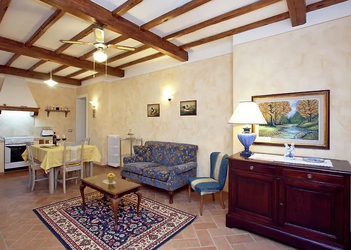 펜션 A Cottage Wrapped In Cypress Dreams 루치냐노